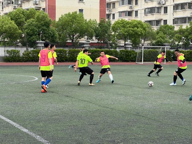ESPN记者：湖人队内部人士暗示詹姆斯父子可能一起转投新球队