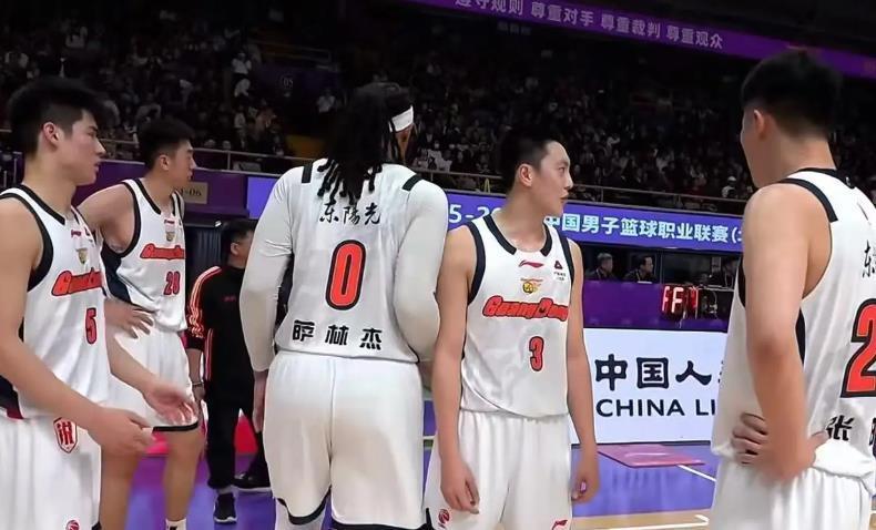 ESPN:马刺大概率留下福克斯
