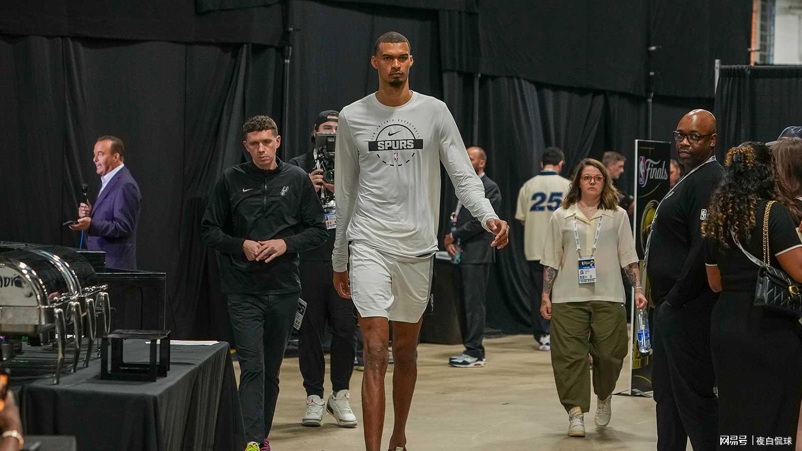 同样是NBA传奇巨星,为何科比营销害人,詹姆斯营销却无害?
